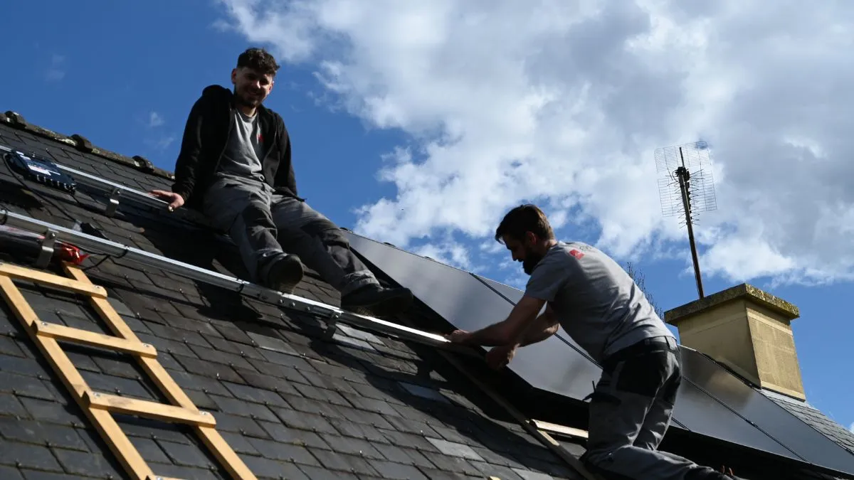 Installation de panneaux solaires sur une toiture en ardoise