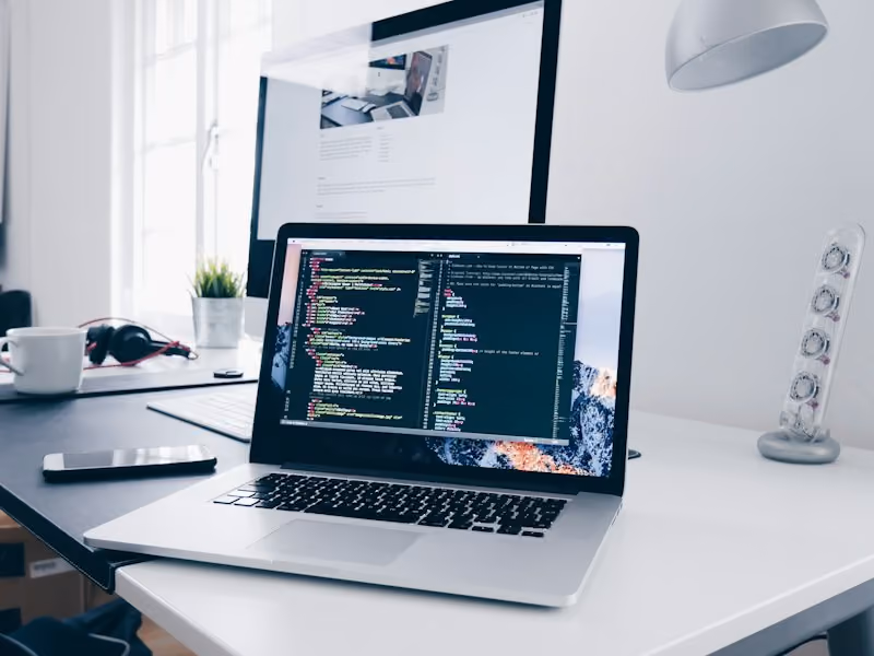 Laptop mit Quellcode