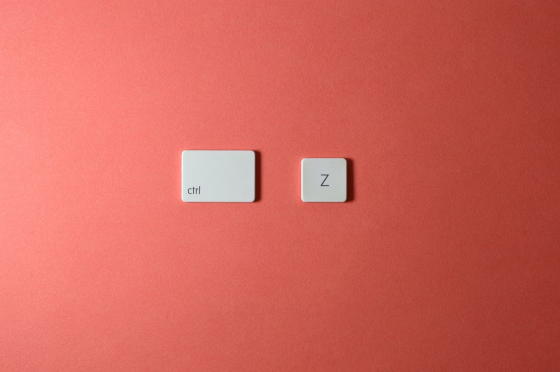 Ctrl and Z keyboard keys on a red background.