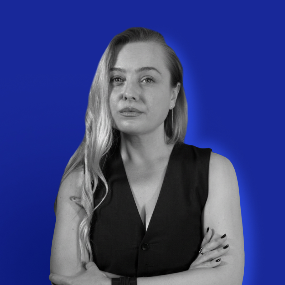 A black and white portrait of Julia Bondarenko, Managing Director & Marketing Strategist at Emmmotion, with a description of her experience and expertise in ecommerce marketing.