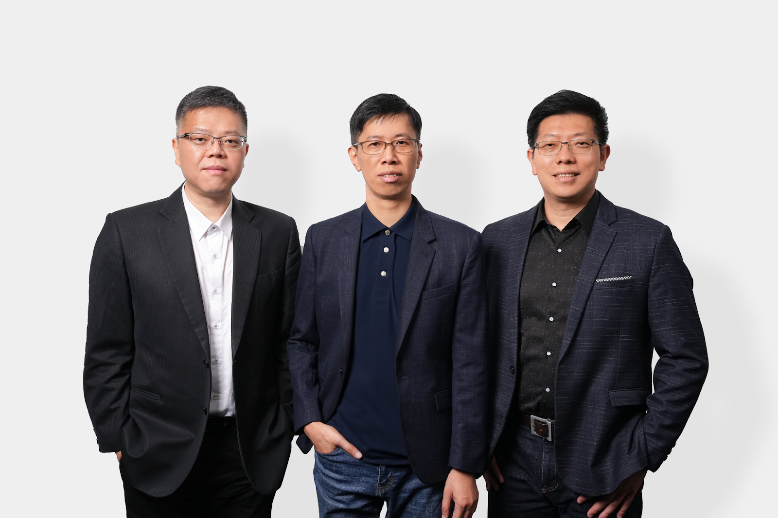 （左から）Benson Wu（CyCraft 共同創業者兼 CEO）、Jeremy Chiu（同じく兼 CTO）、PK Tsung（同じく兼 CISO）は、世界で最も先進的な AI セキュリティプラットフォームの実現というミッションを牽引しています。