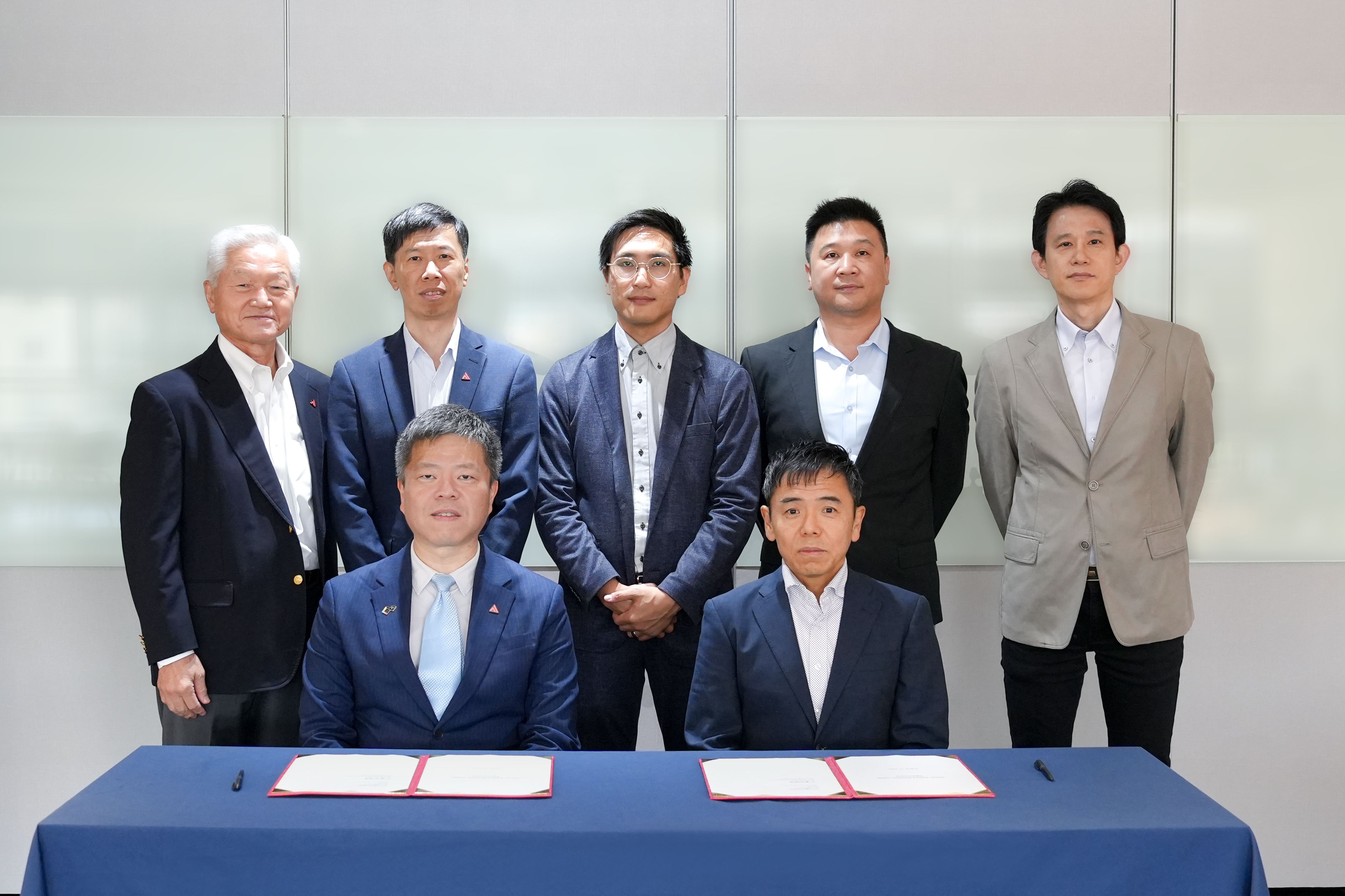 第一列左から：CyCraft CEO 兼共同創業者 Benson Wu、株式会社セキュアイノベーション代表取締役 栗田智明 第二列左から：株式会社 CyCraft Japan アドバイザー松本敏文、CyCraft CTO 兼共同創業者 Jeremy Chiu、株式会社セキュアイノベーション取締役 鉢嶺光、CyCraft VP of Sales, APAC Albert Sung、株式会社 CyCraft Japan カントリーマネージャー 姜尚郁