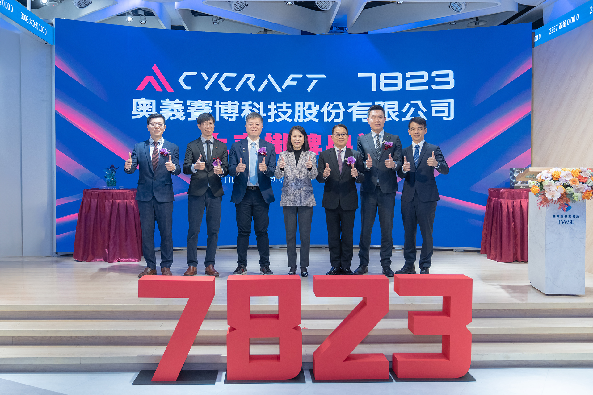 左から、CyCraft CISO 兼共同創業者 叢 培侃（PK Tsung）、同じく CTO 兼共同創業者 邱 銘彰（Jeremy Chiu）、同じく代表取締役社長兼共同創業者 吳 明蔚（Benson Wu）、台湾証券取引所総経理 李 愛玲 氏、元大証券総経理 郭 明正 氏、デロイト台湾会計士 曾 建銘 氏、ベーカーマッケンジー 執行パートナー弁護士 胡 浩叡 氏