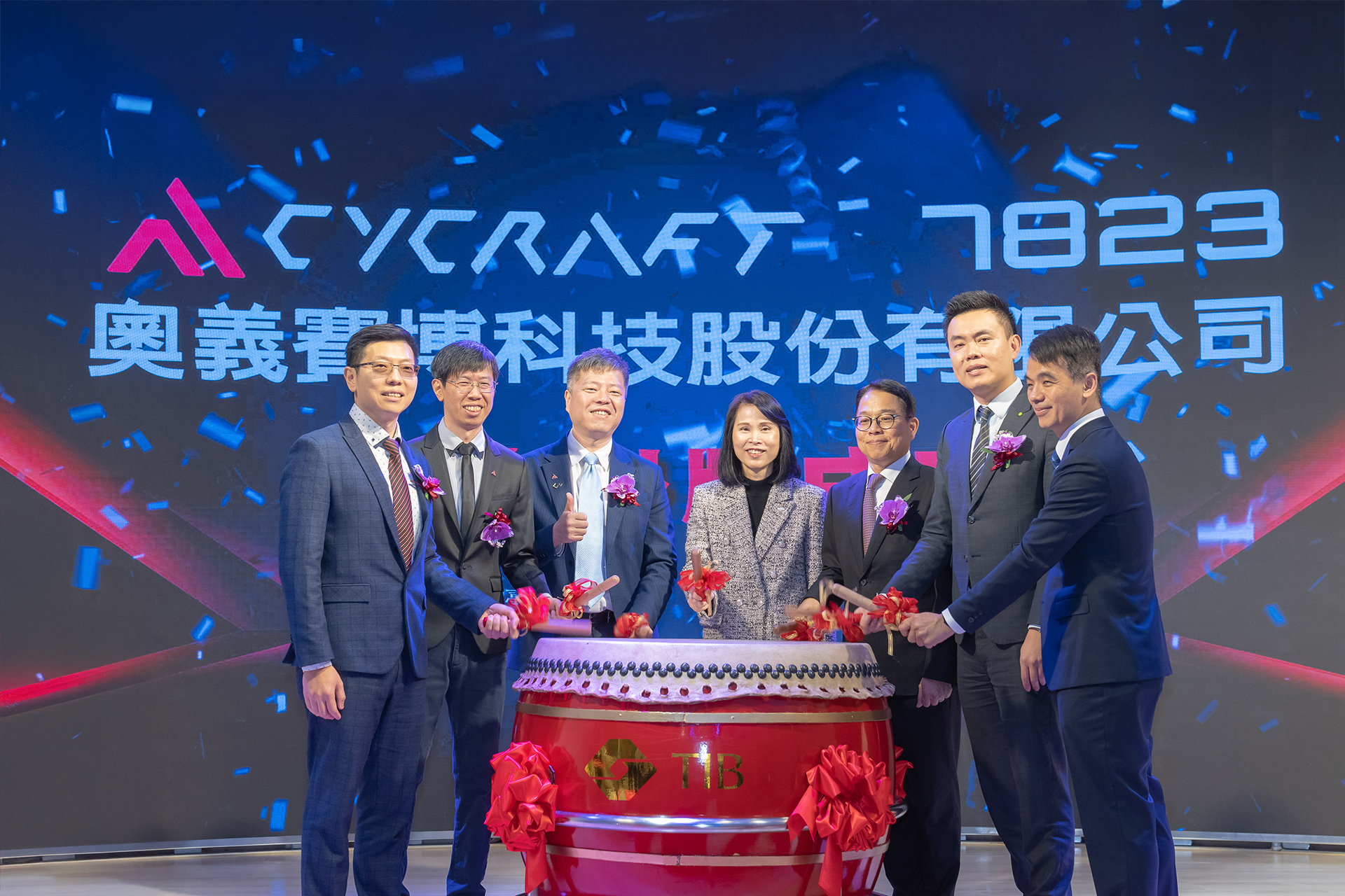 左から、CyCraft CISO 兼共同創業者 叢 培侃（PK Tsung）、同じく CTO 兼共同創業者 邱 銘彰（Jeremy Chiu）、同じく代表取締役社長兼共同創業者 吳 明蔚（Benson Wu）、台湾証券取引所総経理 李 愛玲 氏、元大証券総経理 郭 明正 氏、デロイト台湾会計士 曾 建銘 氏、ベーカーマッケンジー 執行パートナー弁護士 胡 浩叡 氏