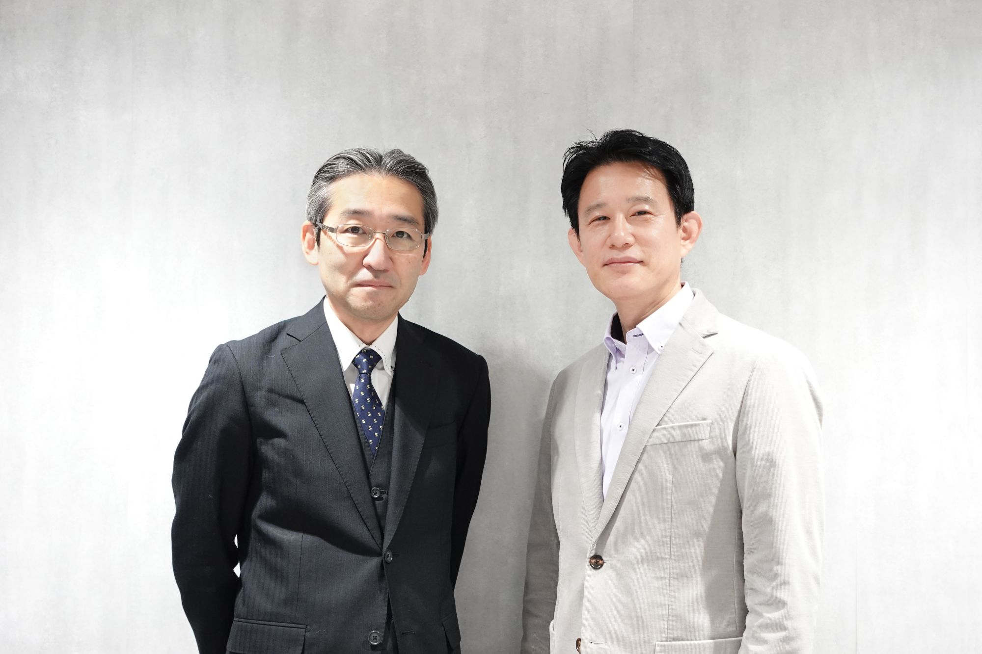 左から：株式会社東証コンピュータシステム専務執行役員 小谷知哉、株式会社 CyCraft Japan カントリーマネージャー 姜尚郁