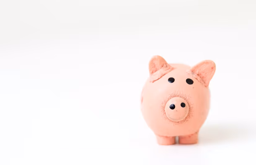 Symbolbild für Finanzen, Sparen oder Investitionen: Ein klassisches Sparschwein auf neutralem Hintergrund.