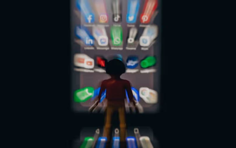 Eine kleine menschliche Silhouette vor einem riesigen, verschwommenen Screen voller App-Icons symbolisiert die Hilflosigkeit und Abhängigkeit von Entwicklern bei komplexen Systemen. upgreight, deine Webflow Agentur Südtirol, gibt dir durch das intuitive Webflow-CMS die volle Kontrolle über deine Website zurück.