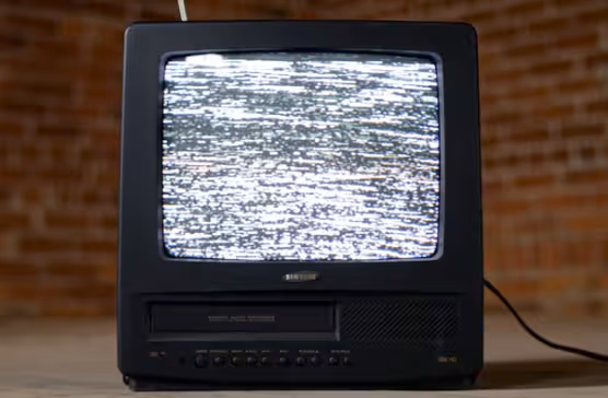 Veraltetes Webdesign für Hotels symbolisiert durch einen alten Röhrenfernseher mit Bildrauschen – ein Kontrast zu modernem Premium-Design.