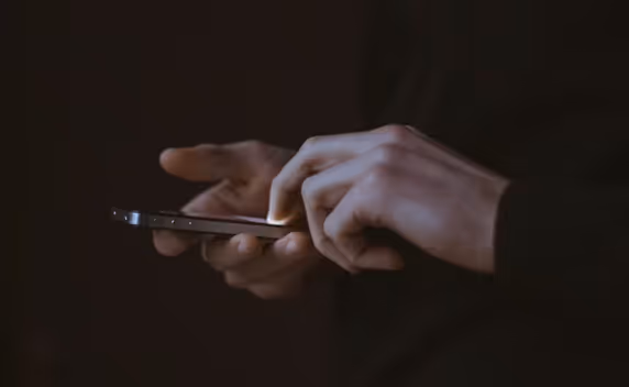 Nahaufnahme von Händen, die ein Smartphone bedienen – symbolisiert die Frustration potenzieller Gäste bei einer schlechten Mobile Experience durch nicht optimiertes Hotel Webdesign.