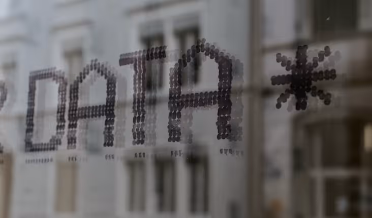 Das Wort DATA, geschrieben in einer gerasterten Punktstruktur auf Glas, als symbolische Darstellung für strukturierte Daten im SEO.