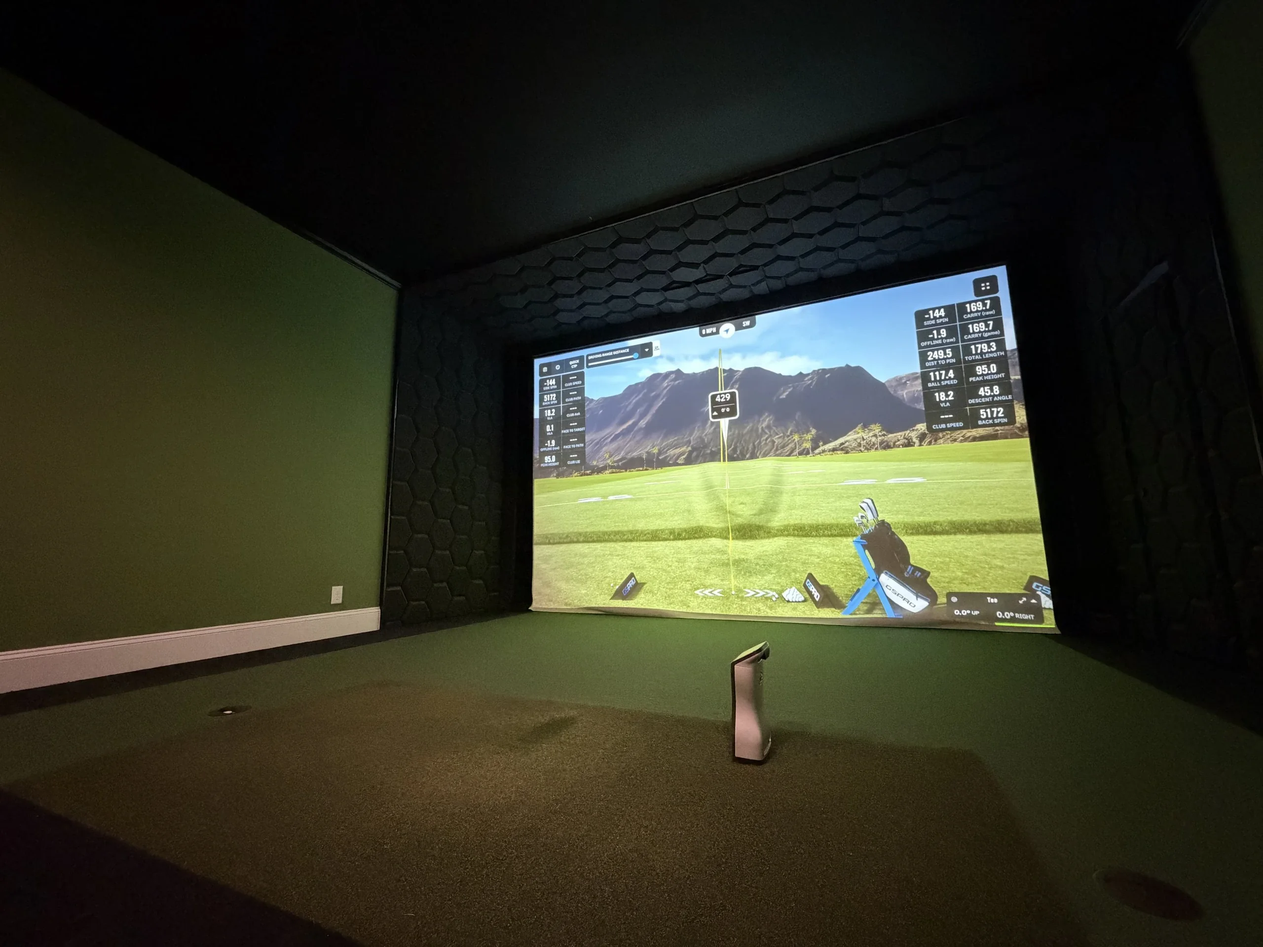 The sim with the practice range on the screen