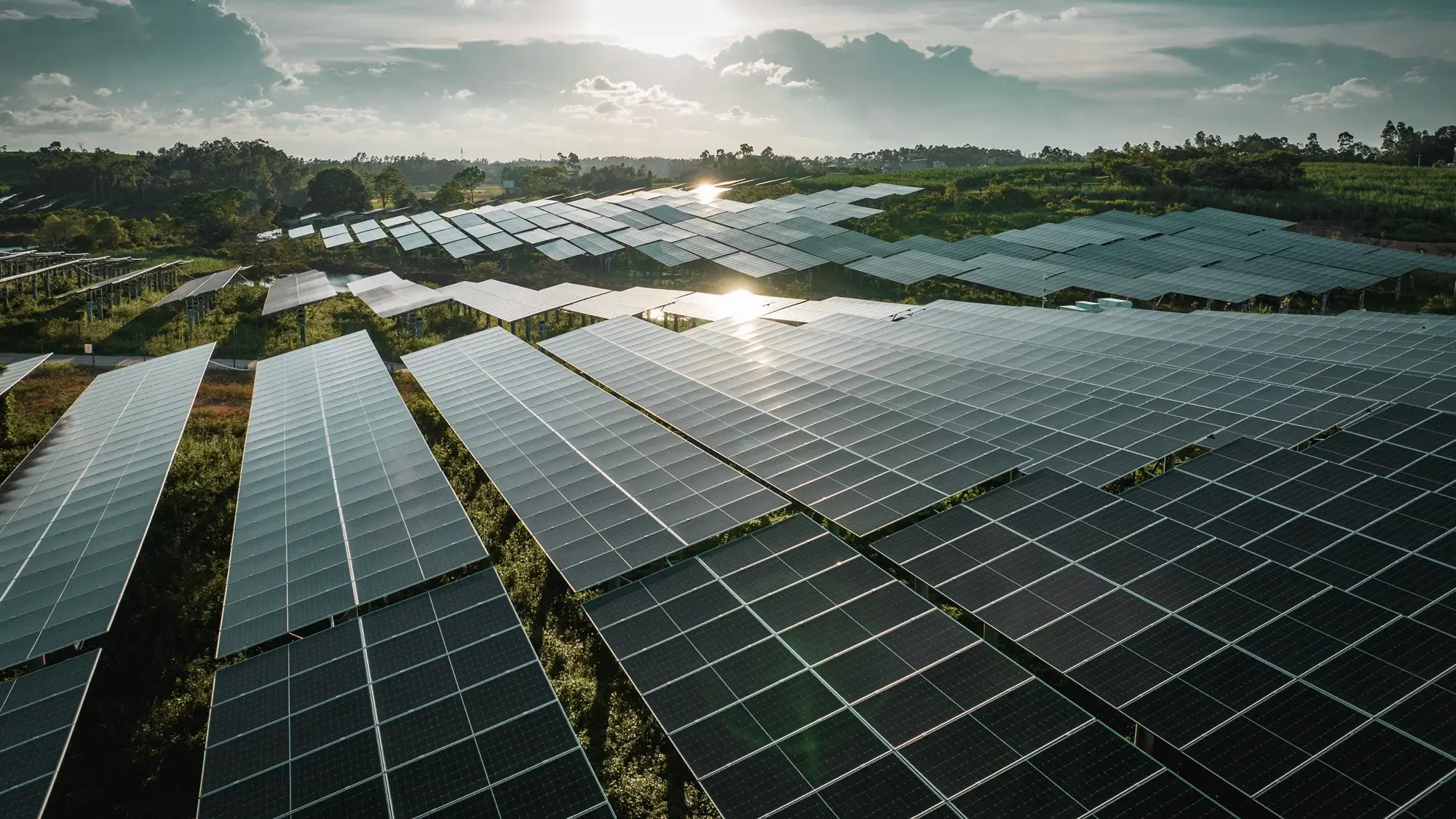 Großer Freiflächensolarpark unter einem leicht bewölkten Himmel