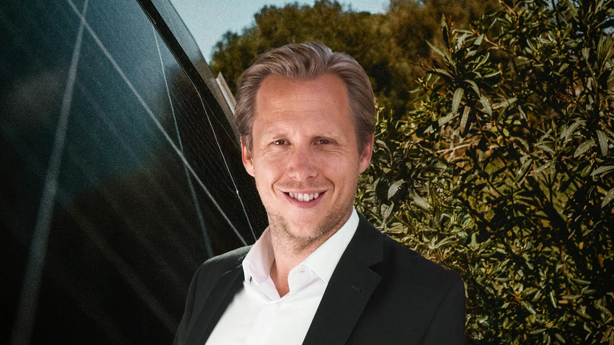 Experte Philipp Schäfer steht vor einer Solaranlage