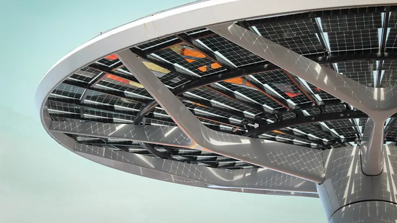 Auf einem öffentlichen Gebäude installierte Photovoltaik-Module symbolisieren innovative Wege, Solartechnik einzusetzen und Solarenergie auf vielfältige Weise zu nutzen.