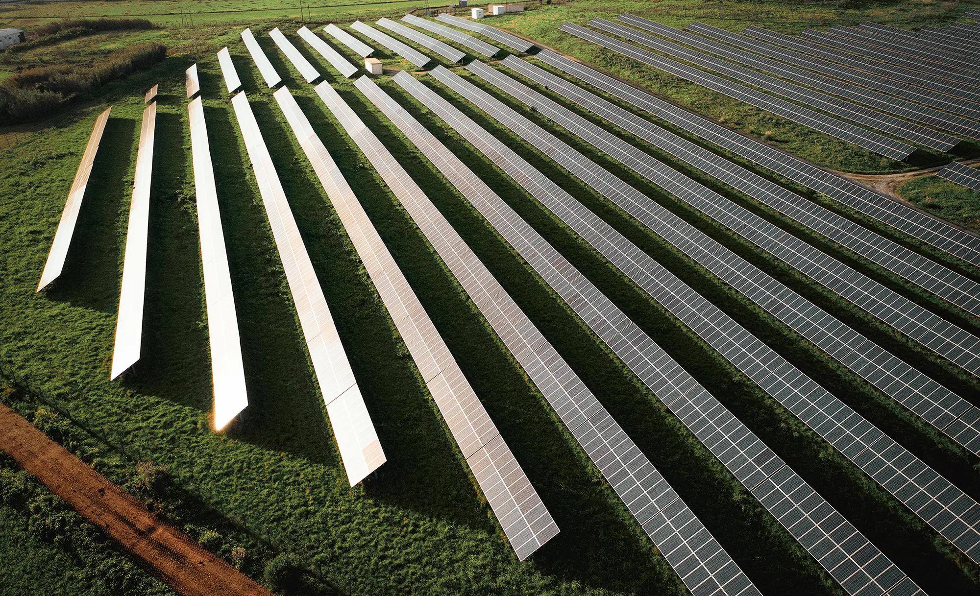 Luftaufnahme einer Solaranlage