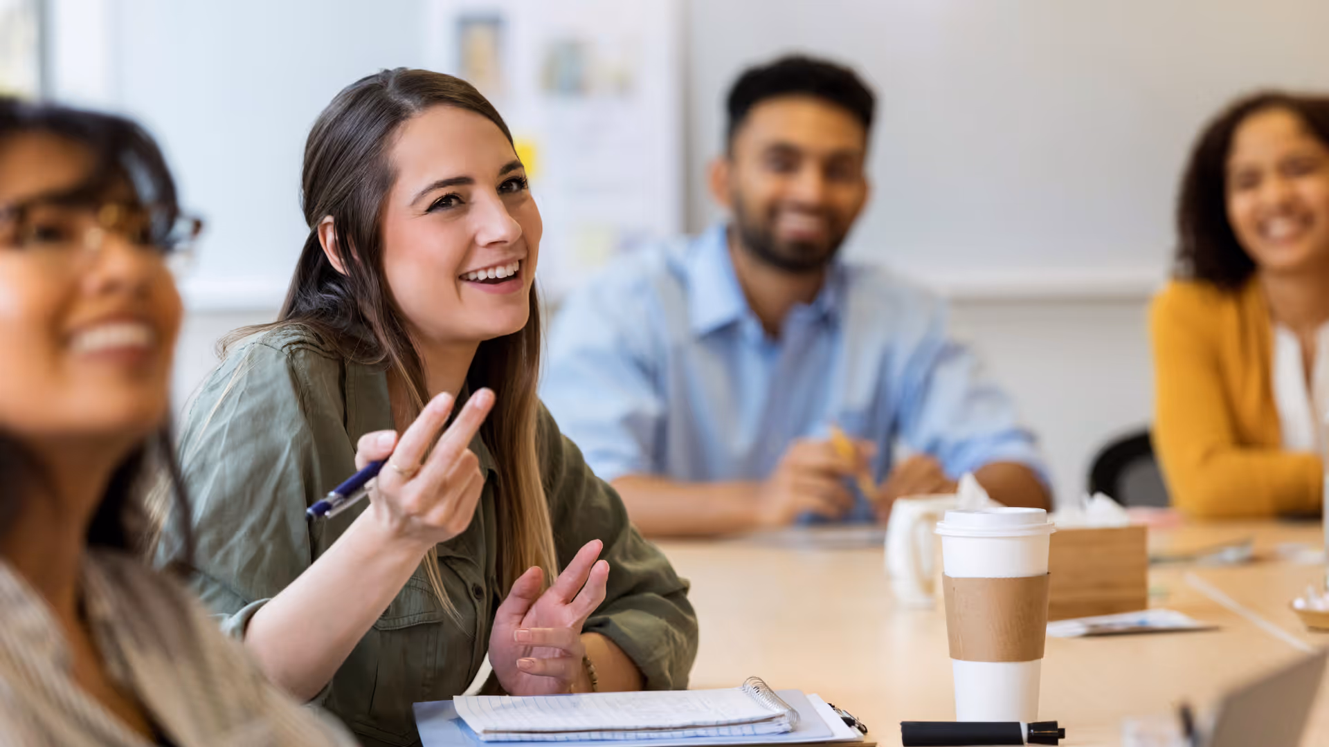 Teammeeting zum Personalcontrolling: Mitarbeiter analysieren Kennzahlen und tauschen sich über Aufgaben aus