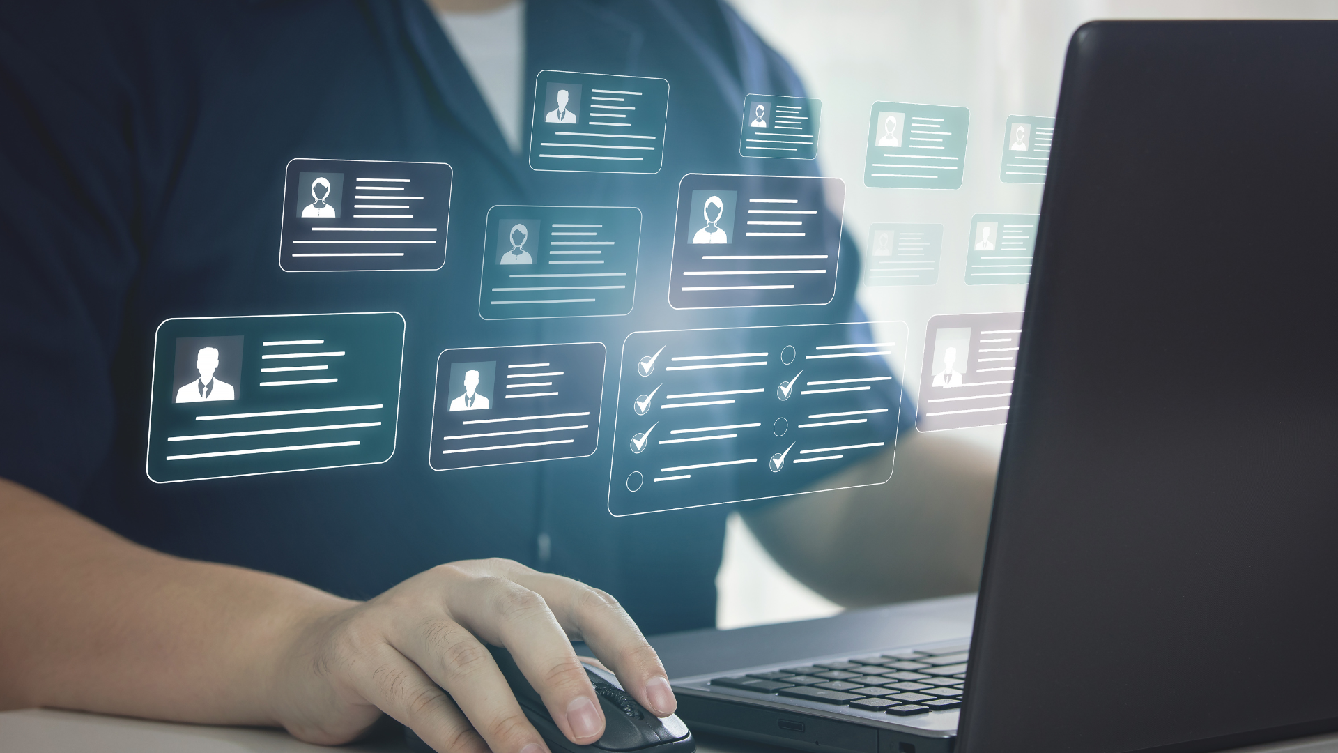 Person arbeitet am Laptop mit virtuellen Personal-Profilen und Checklisten – Symbolbild für den Einsatz von KI im Personalwesen.