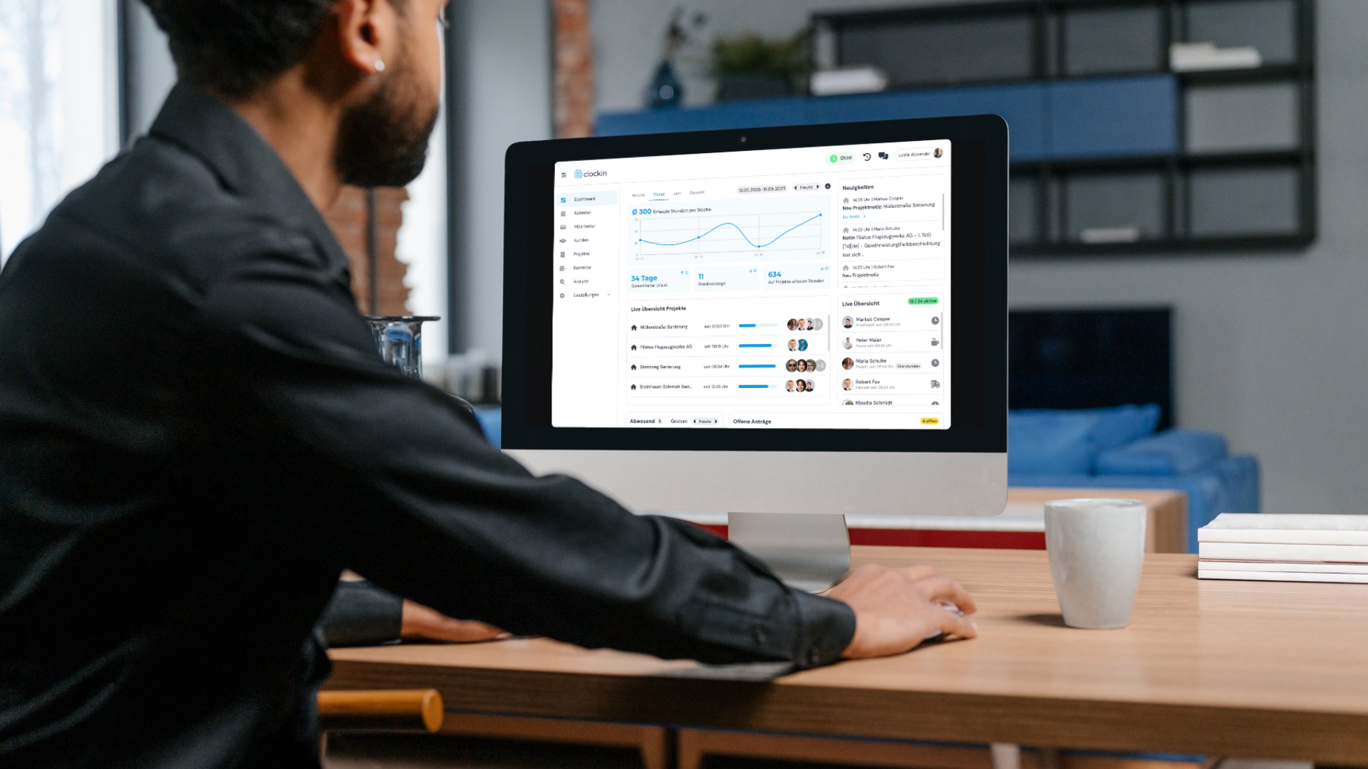 Mitarbeiter nutzt die Clockin Software am Desktop-Computer, um Projekte, Arbeitszeiten und Abwesenheiten im Bürocenter digital zu verwalten