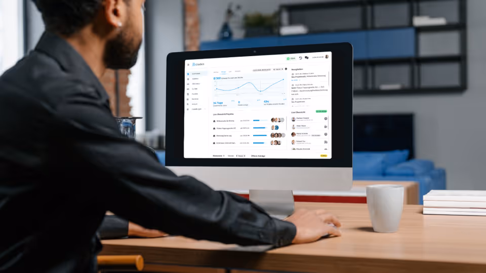 Mitarbeiter nutzt die Clockin Software am Desktop-Computer, um Projekte, Arbeitszeiten und Abwesenheiten im Bürocenter digital zu verwalten