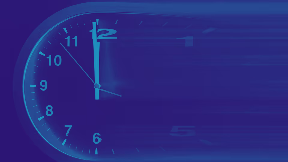 Eine stilisierte analoge Uhr mit blauen Farbtönen. Die Uhr zeigt 11:55 Uhr, und die Zeiger sowie das Zifferblatt heben sich in einem leuchtenden Blau vor einem dunkleren blauen Hintergrund ab. Der Hintergrund wirkt verschwommen und vermittelt eine Dynamik oder Bewegung.