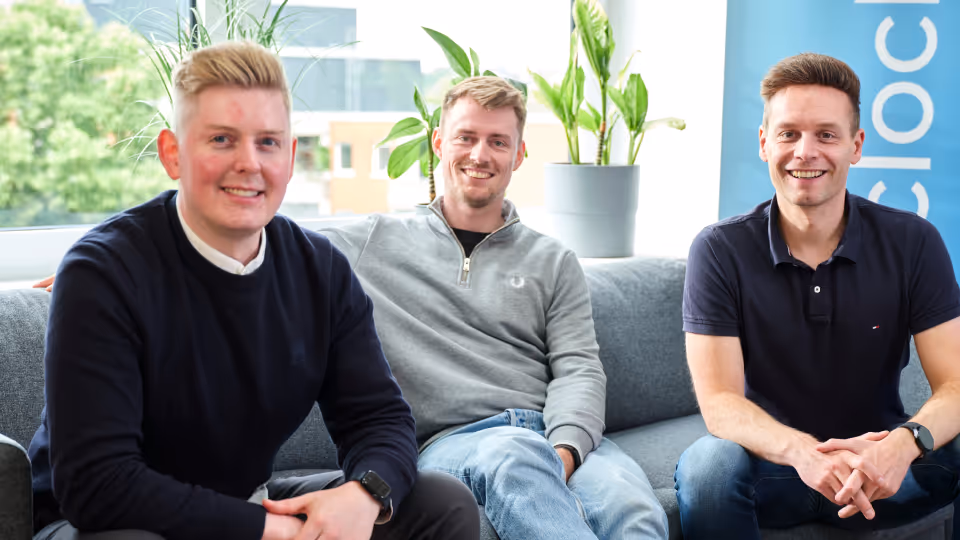 Gründer und Geschäftsführer von clockin, von links nach rechts: Fabian Ebbert (CSO), Jonas Tünte (CMO), Frederik Neuhaus (CEO)