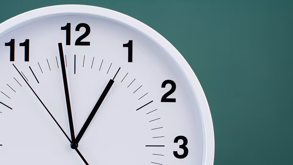 Uhr vor einer grünen Wand