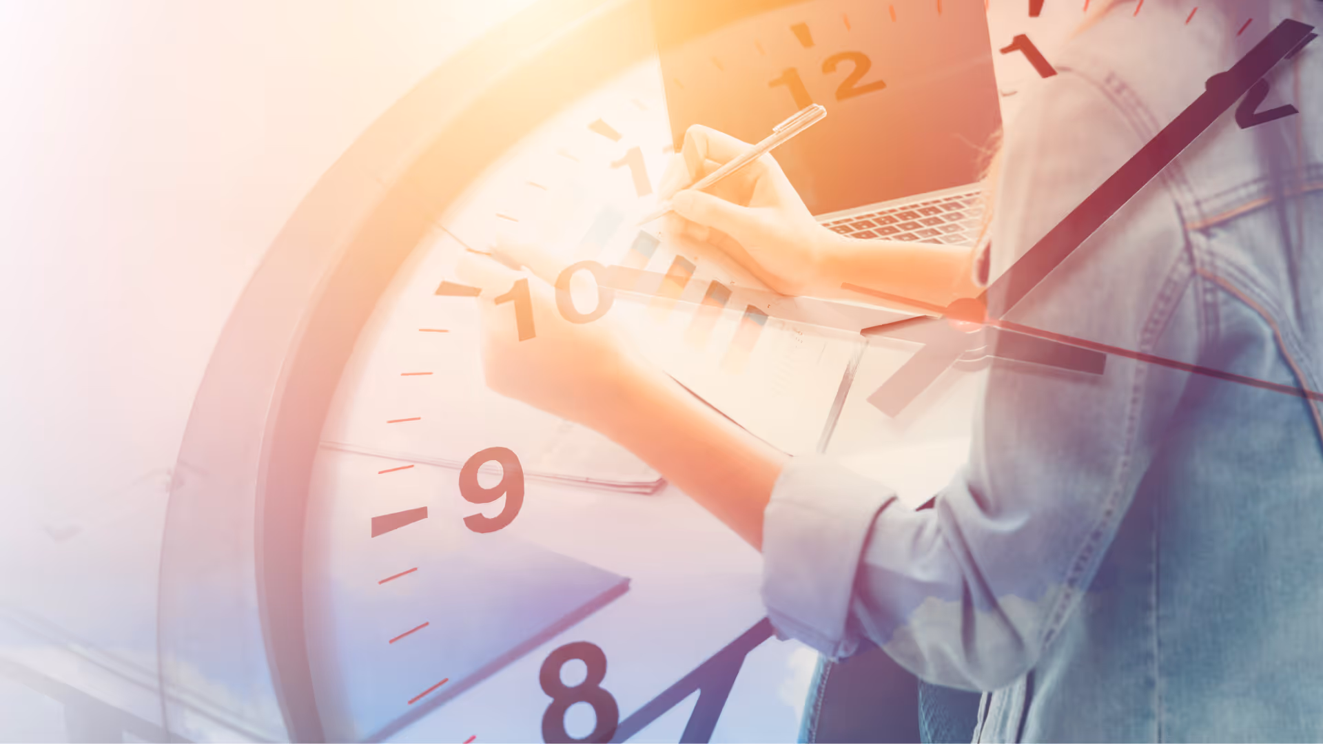 Überblendetes Bild einer großen Uhr und einer Person, die an einem Schreibtisch sitzt, Notizen macht und mit einem Laptop arbeitet – symbolisiert Zeitmanagement und Arbeitszeiterfassung.