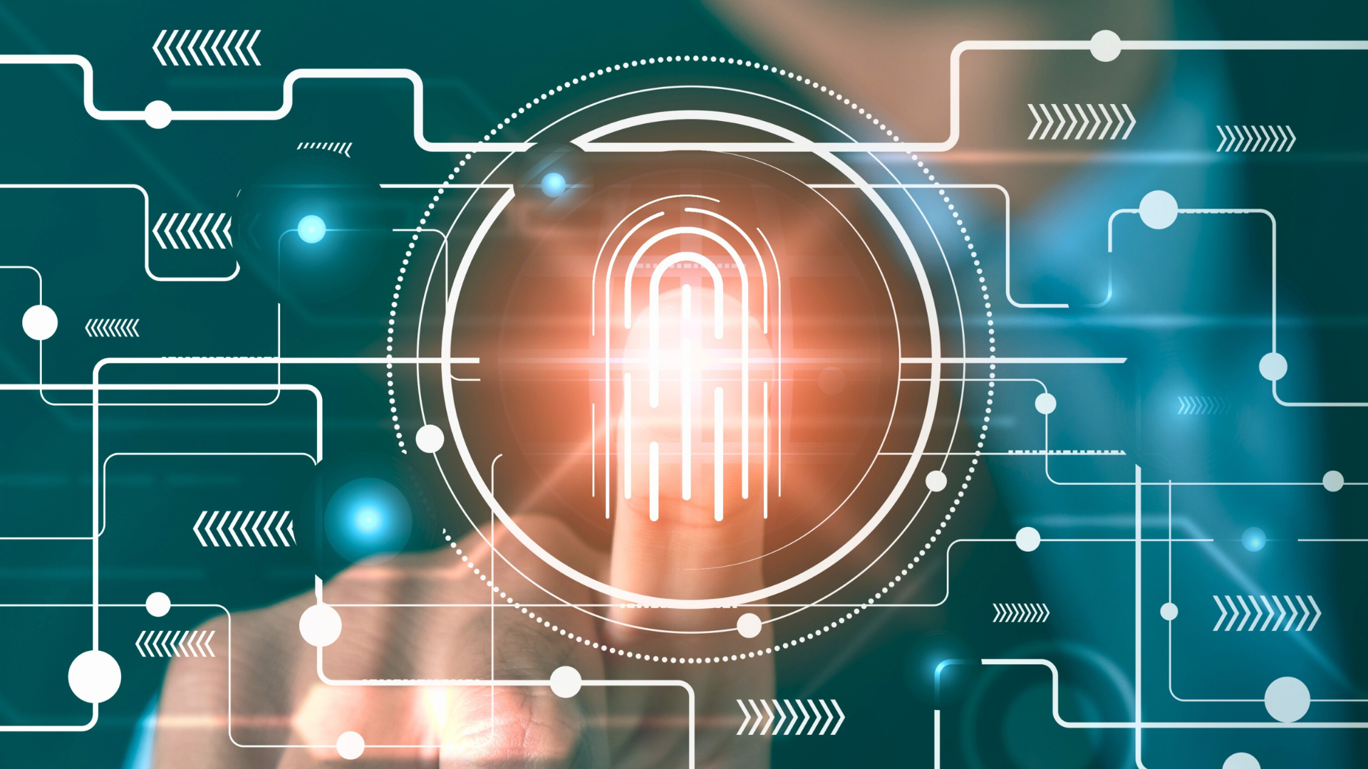 Eine Person berührt mit dem Finger eine leuchtende, digitale Fingerabdruck-Schnittstelle, die von einem technologischen Netzwerk aus Schaltkreisen und Datenlinien umgeben ist.