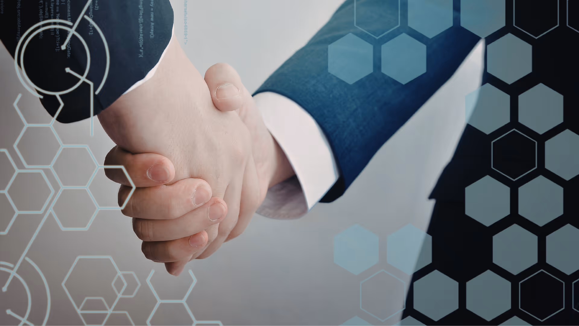 Nahaufnahme von zwei Personen in Business-Kleidung, die sich die Hände schütteln. Das Bild ist mit digitalen Grafiken überlagert, darunter hexagonale Wabenmuster, Kreiselemente und angedeuteter Programmcode, was die Verbindung von geschäftlicher Zusammenarbeit und moderner Technologie symbolisiert.