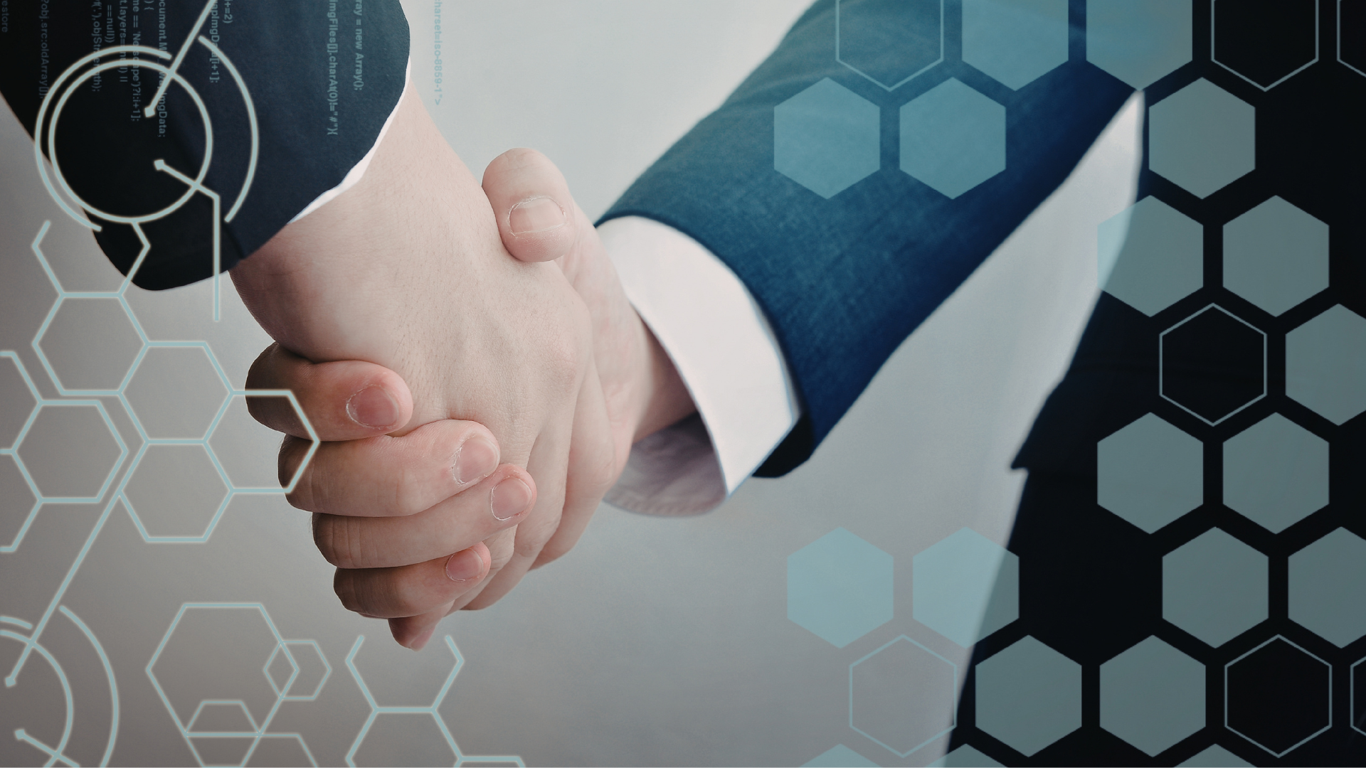 Nahaufnahme von zwei Personen in Business-Kleidung, die sich die Hände schütteln. Das Bild ist mit digitalen Grafiken überlagert, darunter hexagonale Wabenmuster, Kreiselemente und angedeuteter Programmcode, was die Verbindung von geschäftlicher Zusammenarbeit und moderner Technologie symbolisiert.