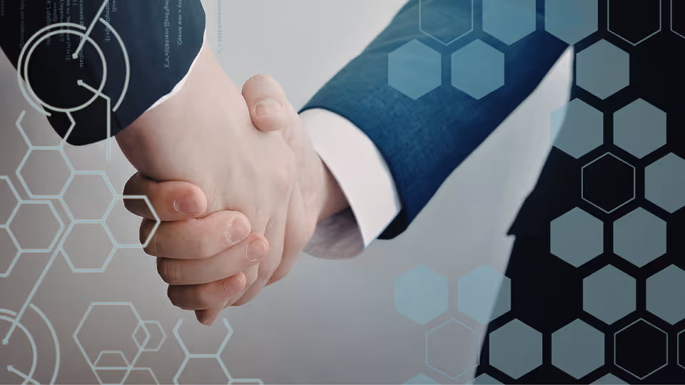 Nahaufnahme von zwei Personen in Business-Kleidung, die sich die Hände schütteln. Das Bild ist mit digitalen Grafiken überlagert, darunter hexagonale Wabenmuster, Kreiselemente und angedeuteter Programmcode, was die Verbindung von geschäftlicher Zusammenarbeit und moderner Technologie symbolisiert.
