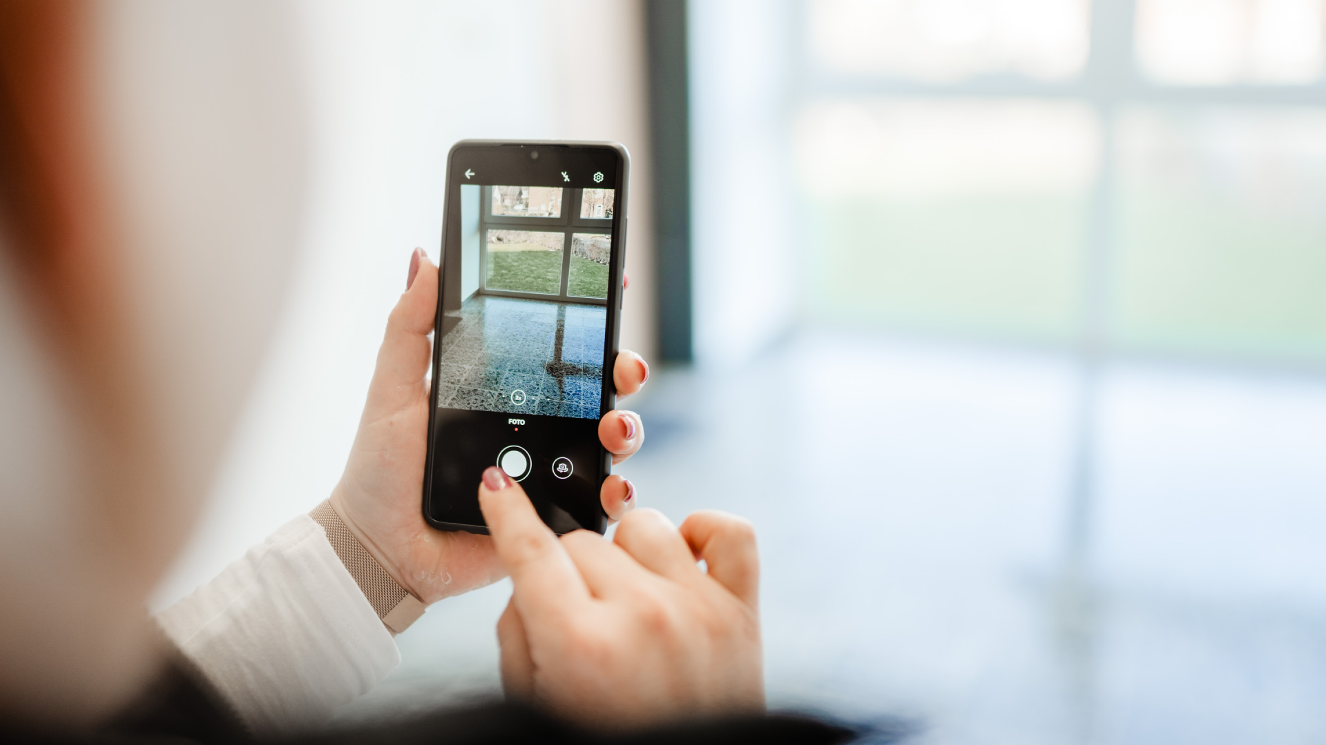 Reinigungskraft dokumentiert die Reinigung eines Bodes mit der clockin App