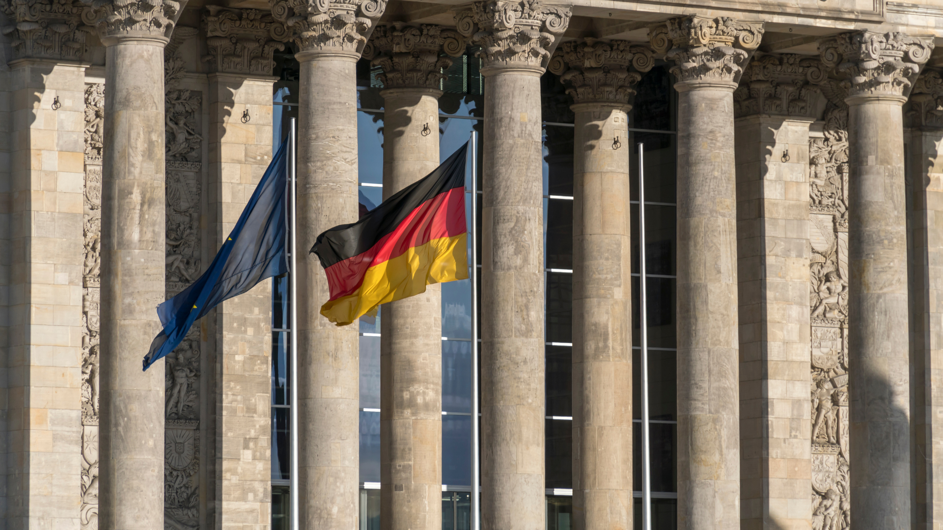 Bundestag mit Deutschlandflagge