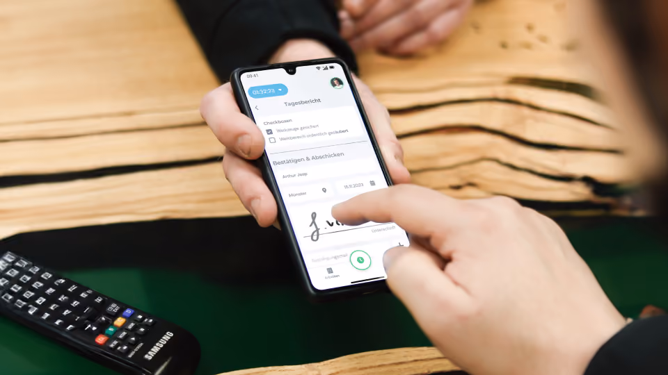Kunde unterschreibt digitale Auftragsbestätigung mit dem Finger auf dem Smartphone in der clockin App