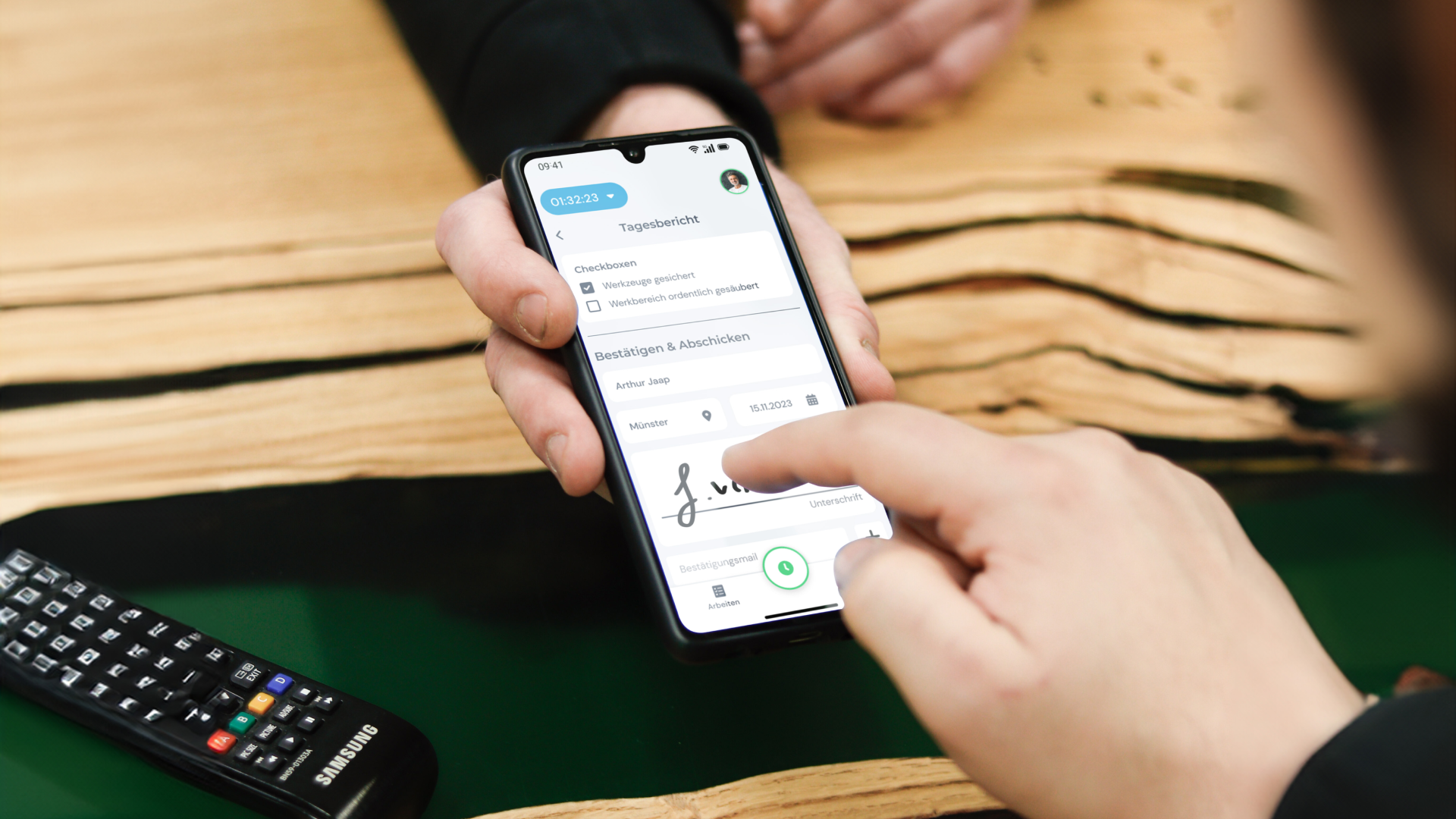 Kunde unterschreibt digitale Auftragsbestätigung mit dem Finger auf dem Smartphone in der clockin App