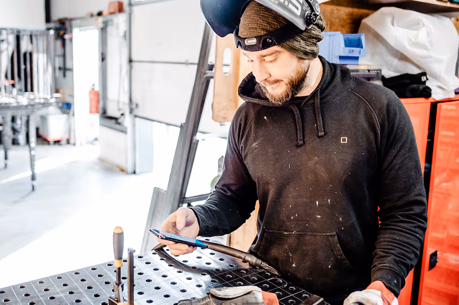 Mockup mit Handwerker-Motiv, clockin Zeiterfassung