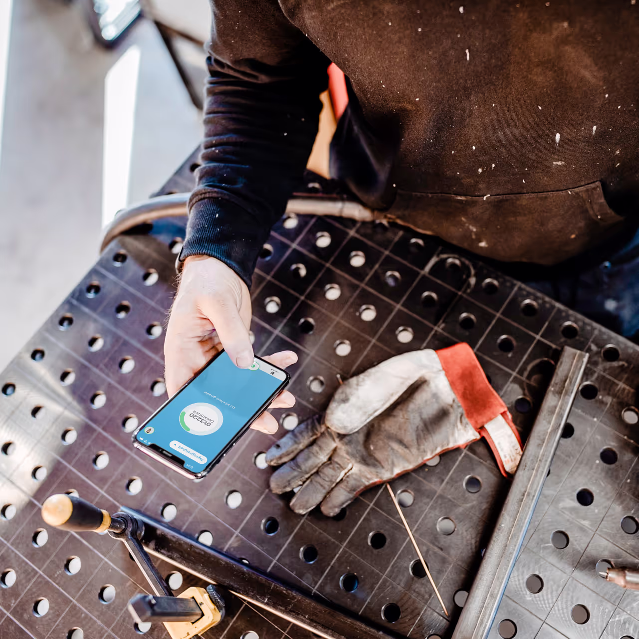 Mockup mit Handwerker-Motiv, clockin Zeiterfassung