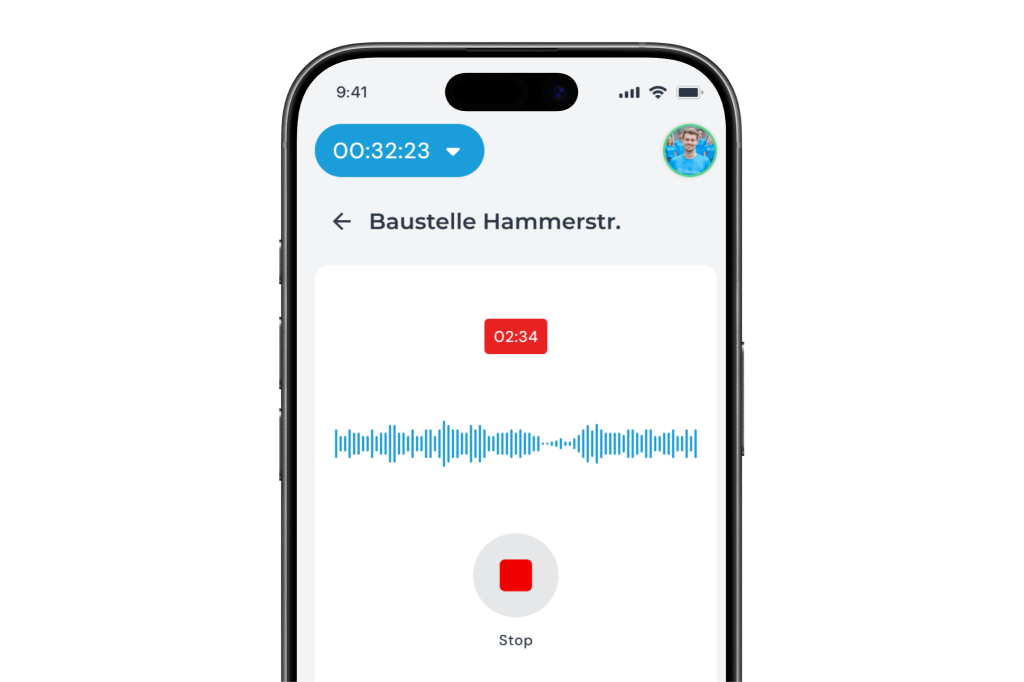Laufende Audioaufnahme einer Baubesprechung in der clockin App mit Tonspur und Stopp-Taste