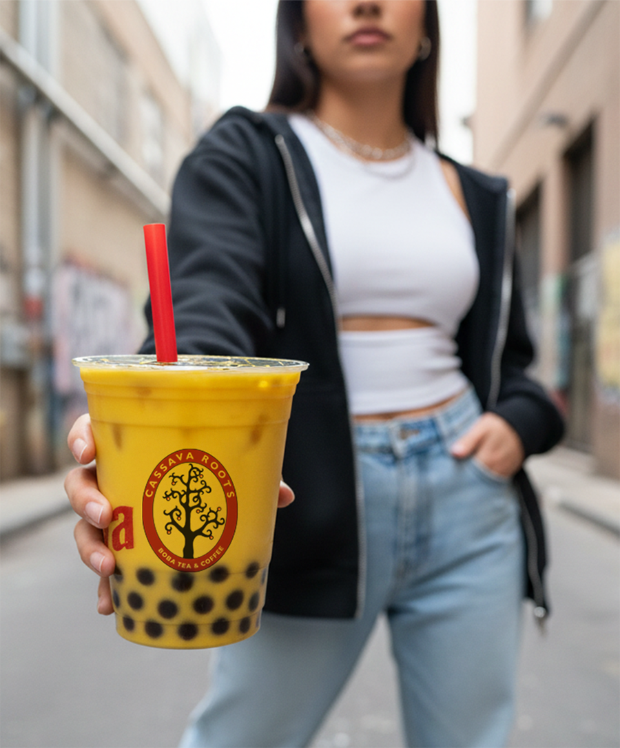 Persona tomando un Cassava Roots