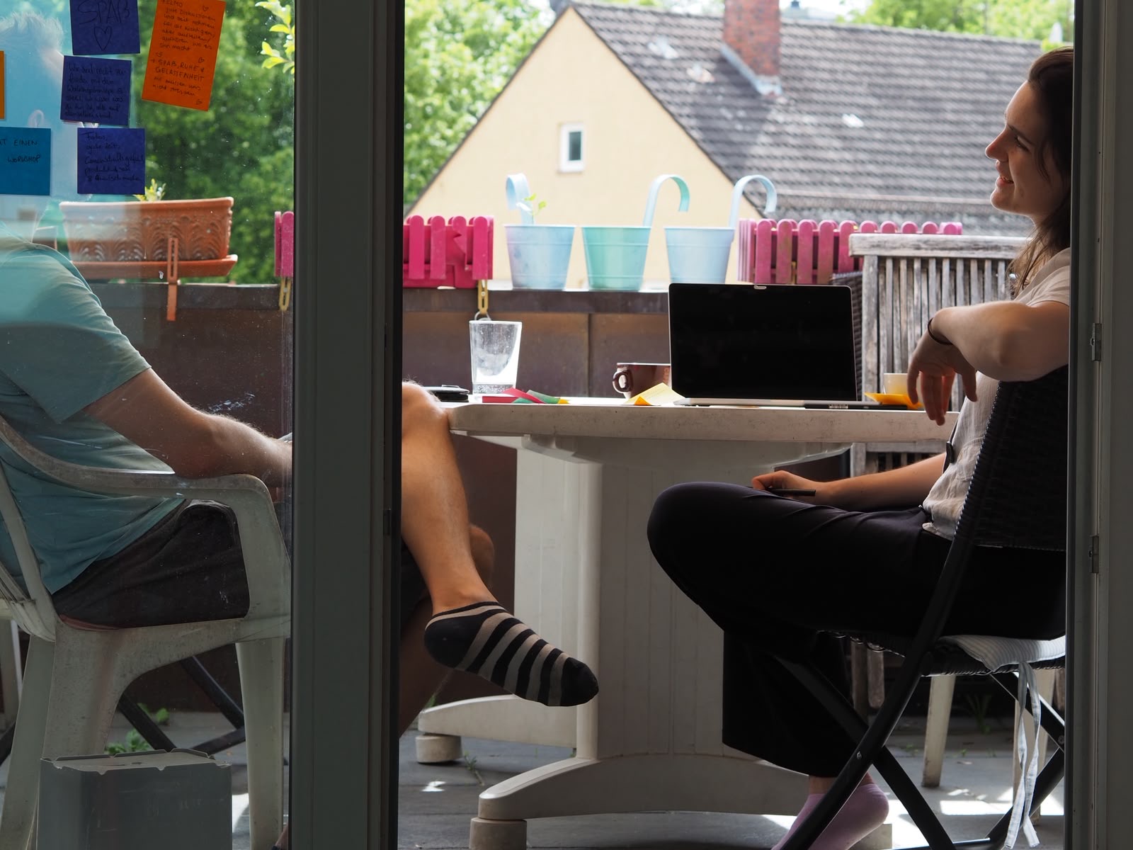 Sinnvolle Diskussion auf dem Balkon