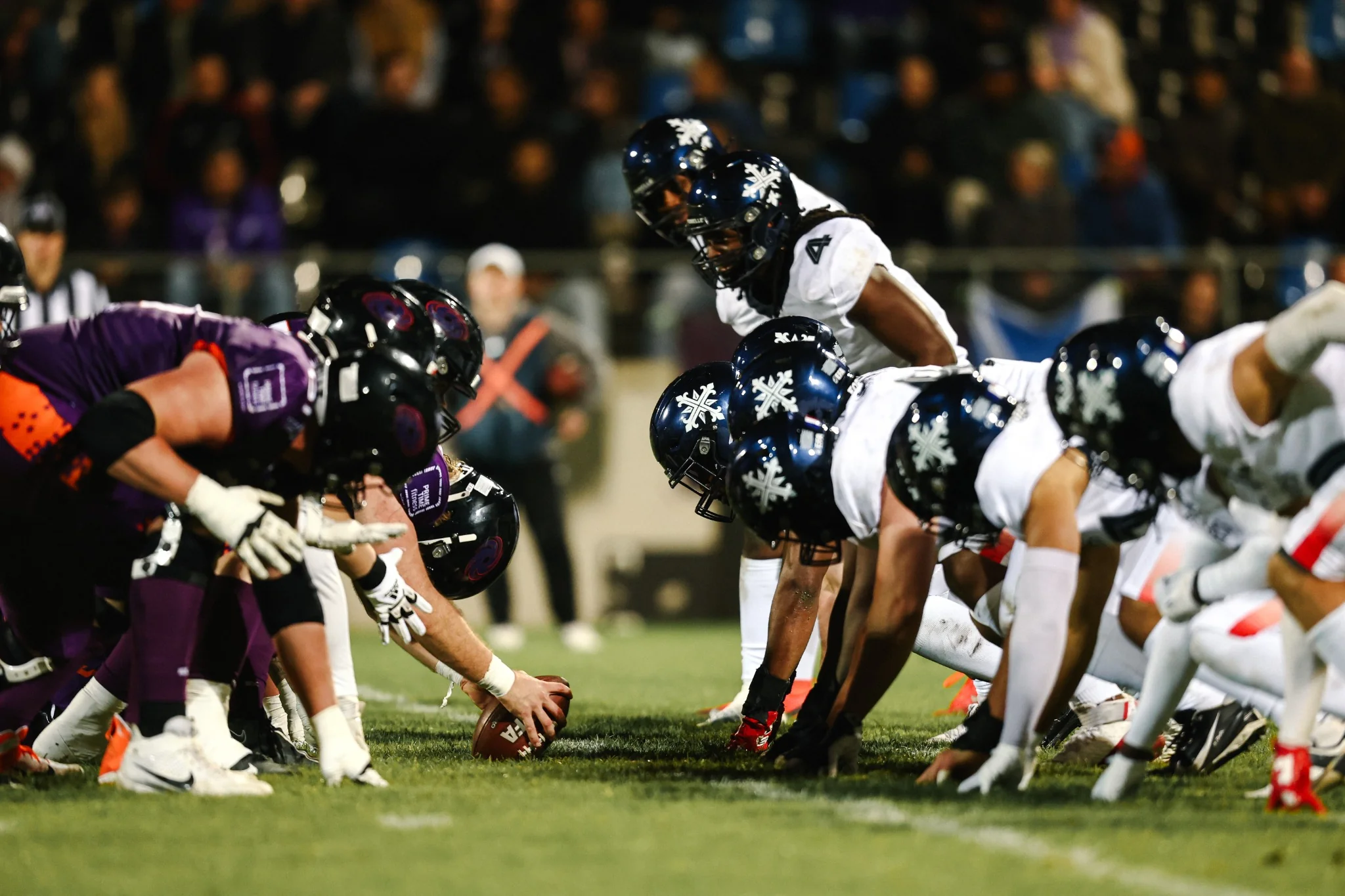 Paris Musketeers and Frankfurt Galaxy at the line of scrimmage