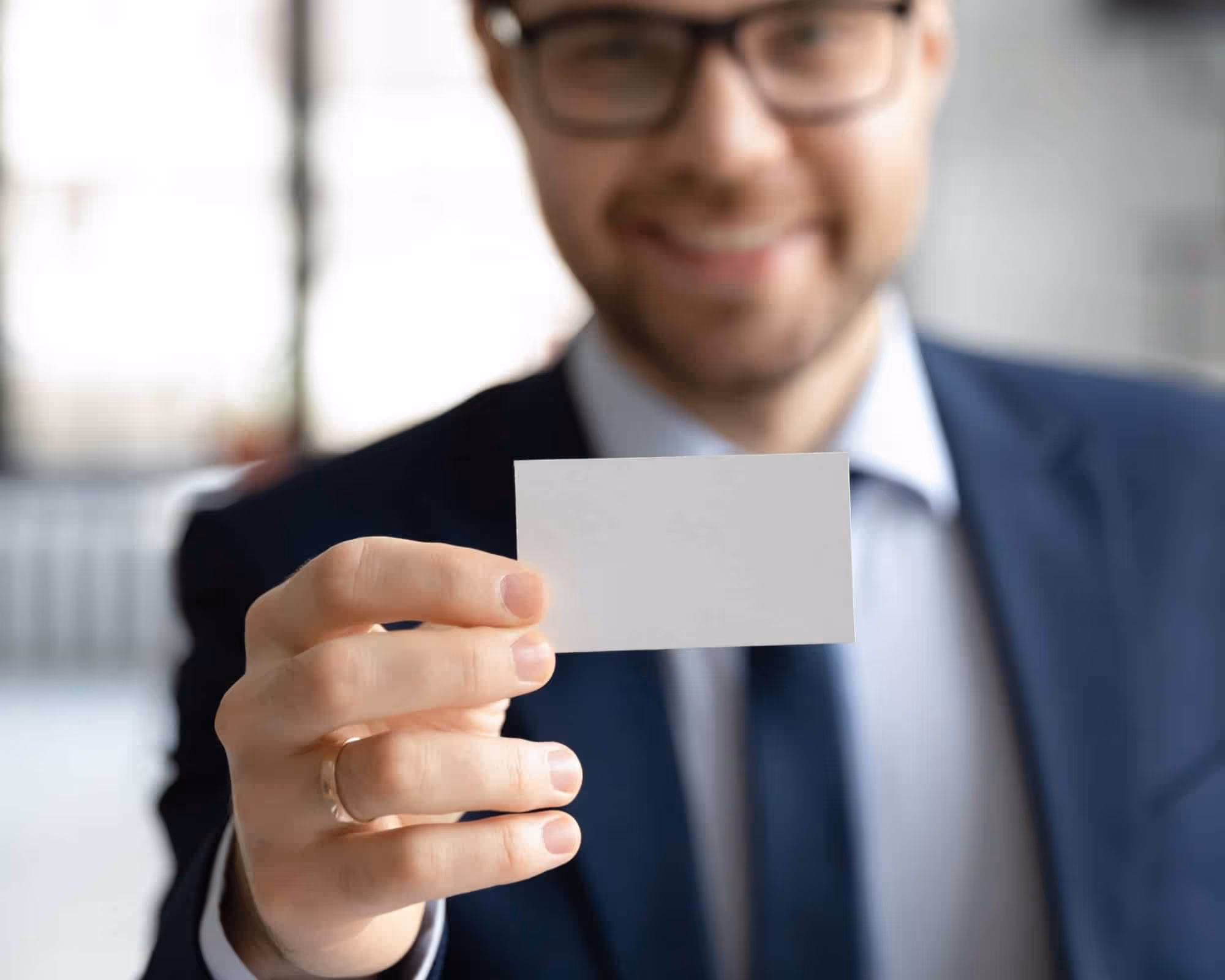 チェックアウト時に名刺を差し出すビジネスマン