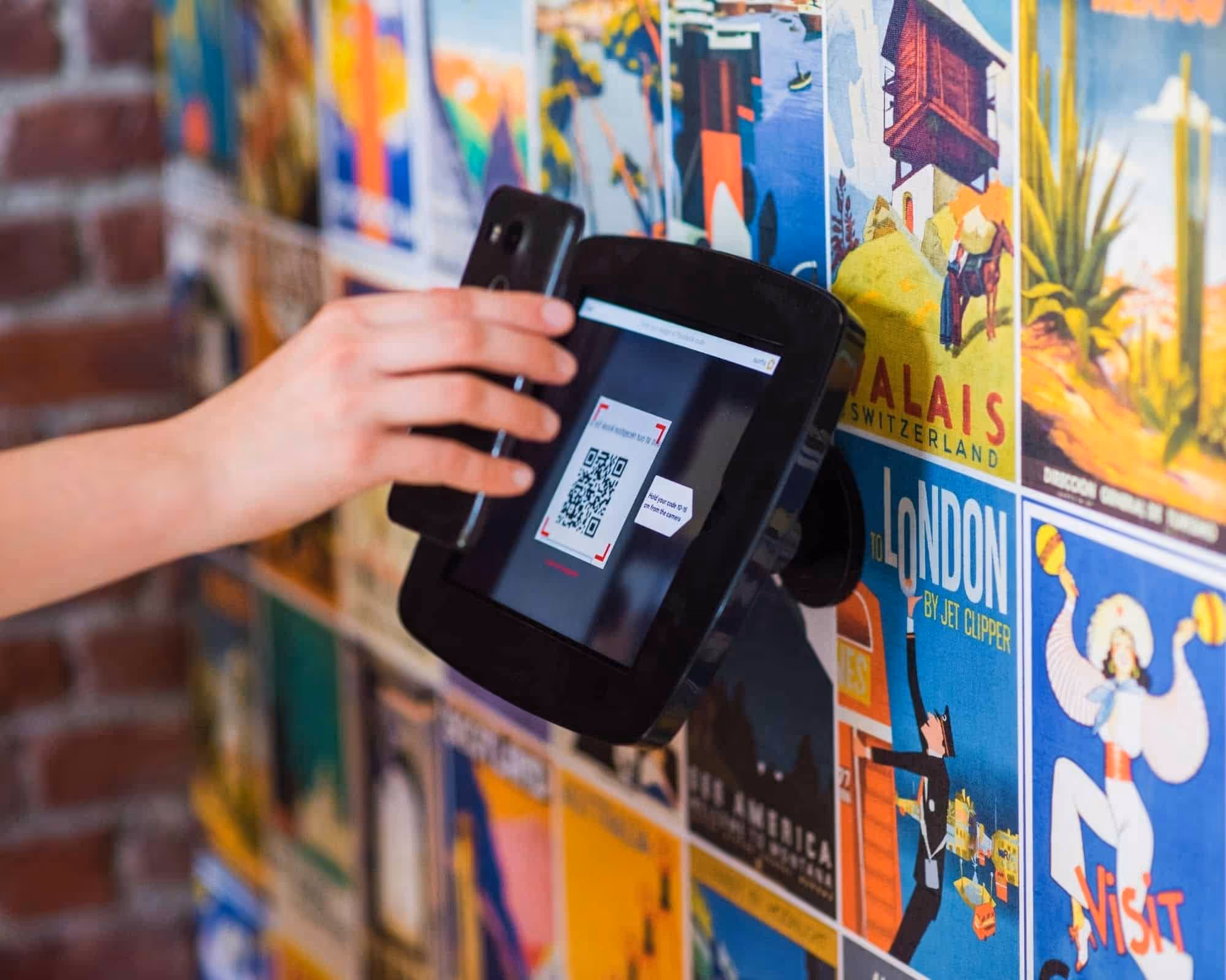 ホテルにチェックインする様子