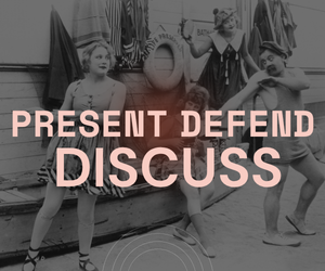 Czterech ludzi na plaży w strojach kąpielowych z lat 20. lub 30. XX wieku, stojących na drewnianym pomostie, w tle koło ratunkowe i parasole. Na obrazie napis: 'PRESENT DEFEND DISCUSS'.