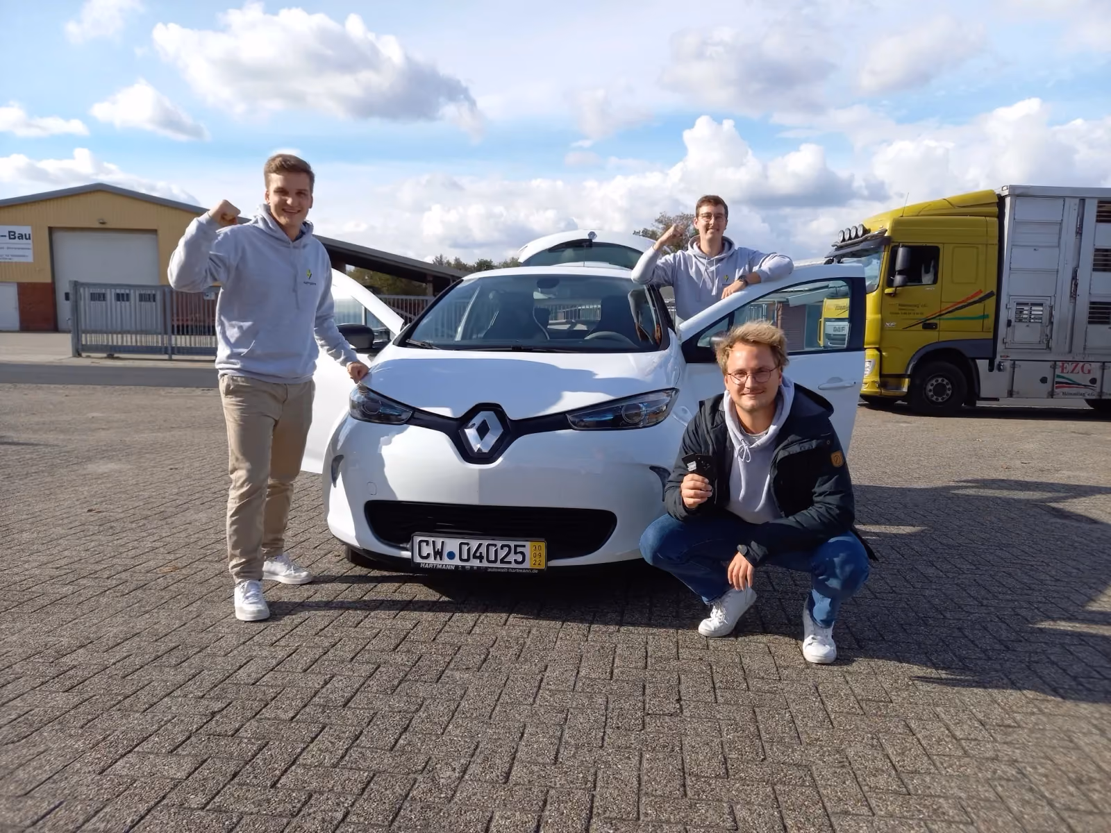 Das Aampere-Gründerteam bei der Übergabe des ersten verkauften Fahrzeugs, September 2022