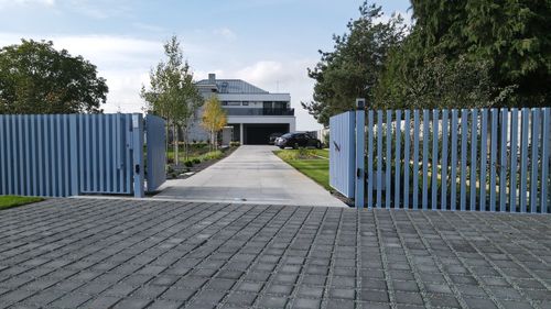 W malowniczej scenerii poza granicami Wrocławia, zespół MAGBUD Sp. z o.o. zrealizował niezwykle ambitny projekt wyjazdowy, potwierdzając swoje mistrzostwo w dziedzinie budowy dachów. Tym razem firma podjęła się realizacji specjalistycznego wykonania konstrukcji drewnianej z drewna KVH oraz pokrycia z najwyższej jakości blachy tytanowo-cynkowej firmy Rheinzink, ułożonej na rąbek rzemieślniczy. Projekt, realizowany dla klienta prywatnego, wymagał wyjątkowej precyzji, kreatywnego podejścia oraz zaawansowanej wiedzy technicznej. Dzięki połączeniu fachowości i zaangażowania zespołu MAGBUD powstało pokrycie dachowe, które jest wizytówką perfekcji rzemieślniczej.