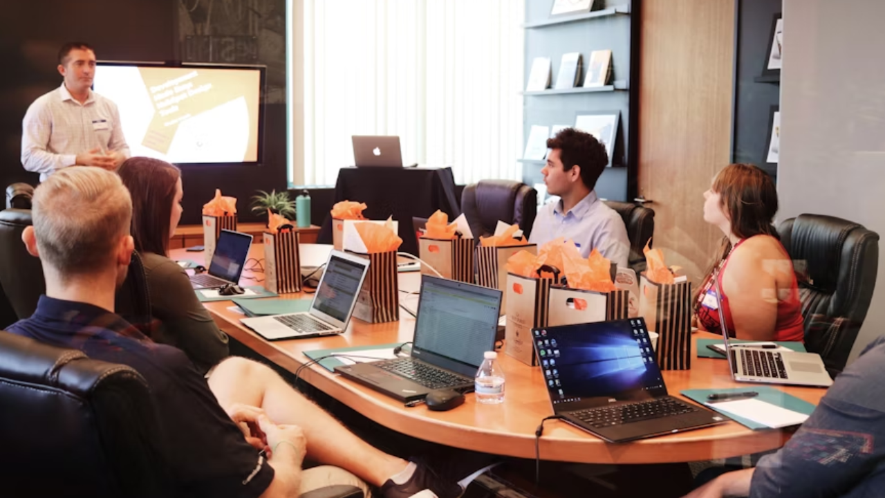 How to build your first customer advisory board (and use it to boost early traction)