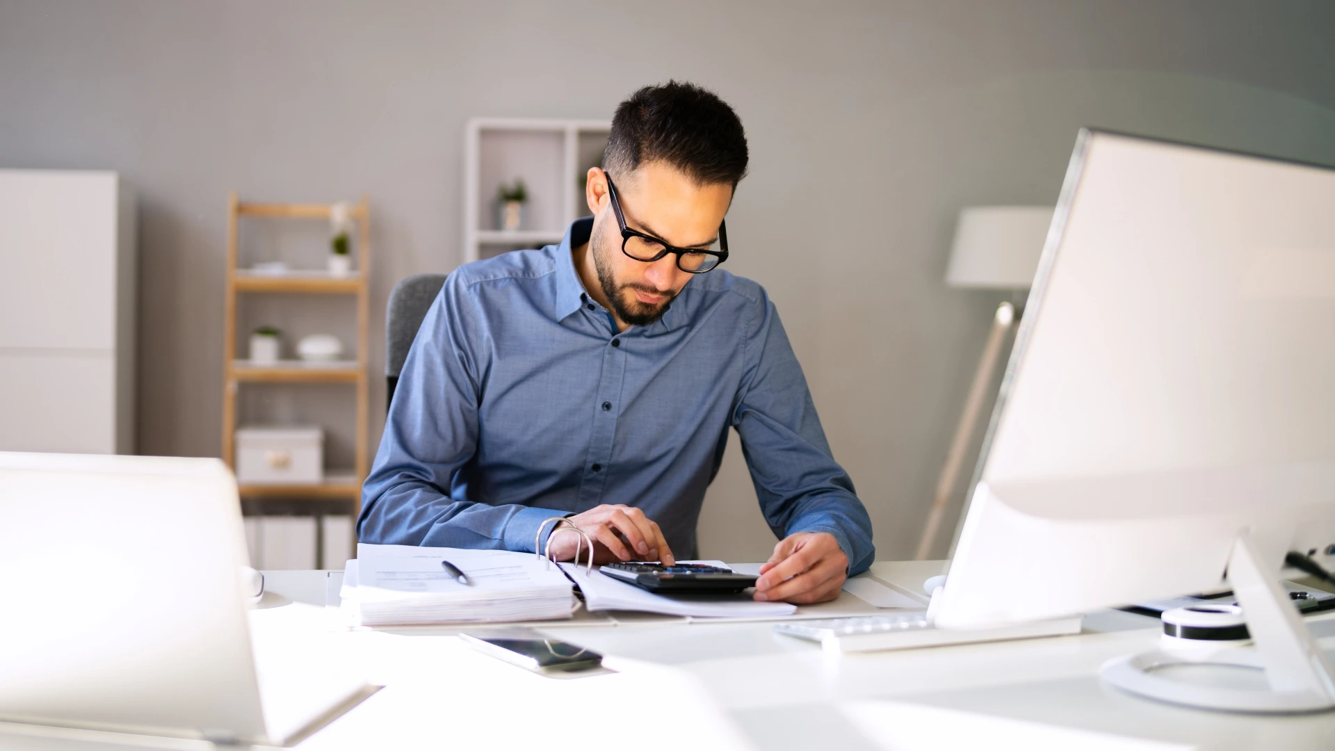 Faut-il choisir un expert-comptable local ou en ligne ?