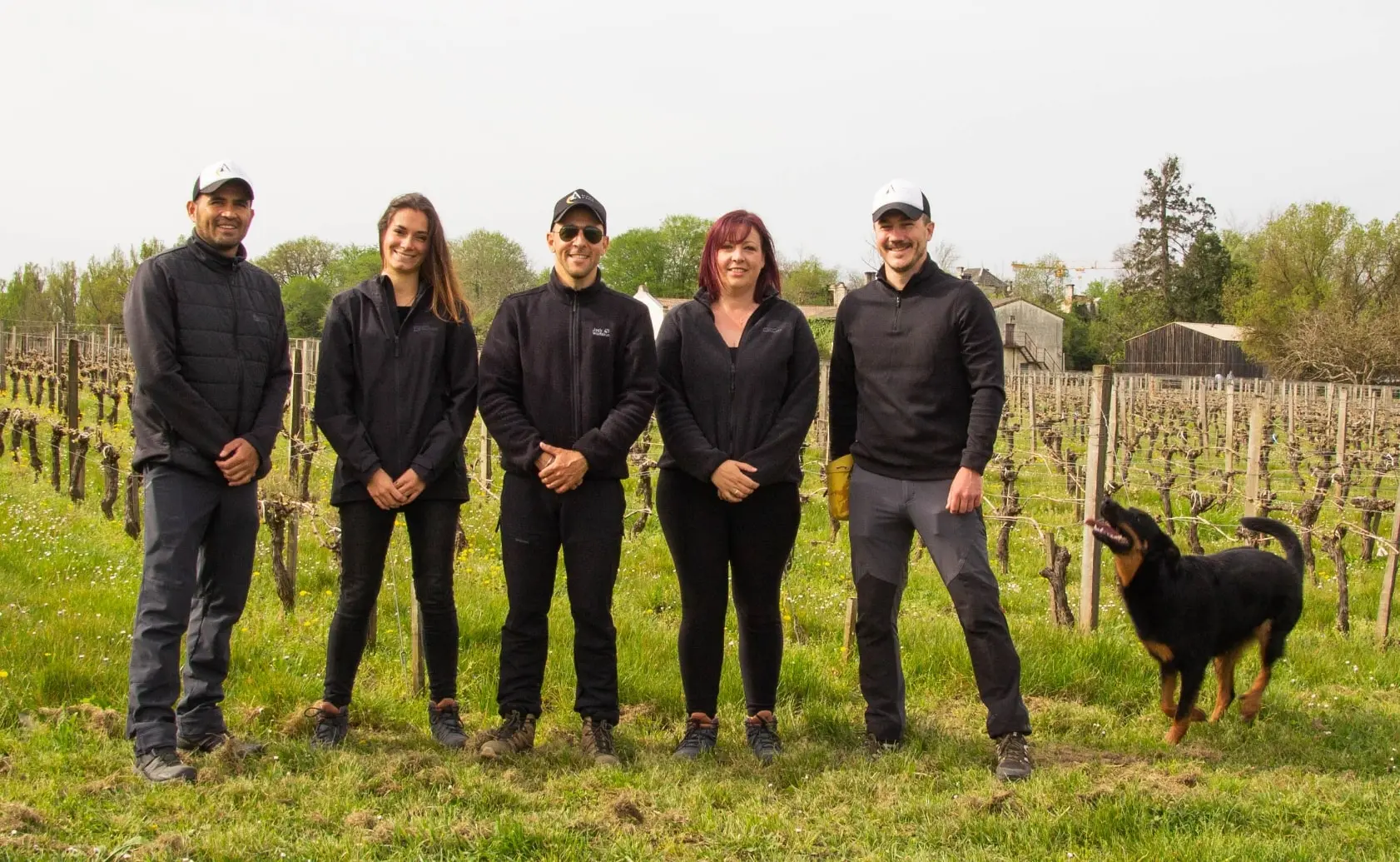 Photo de l’équipe d’éducateurs canins Alpha Canin, qui est présente sur Bordeaux et sa métropole pour vous aidez dans tout ce qui est l’éducation de votre chien, que ce soit la marche en laisse, le rappel ou bien qu’il soit réactif humain ou congénère.