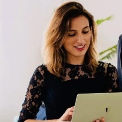 Visuel de Marianne, Export Manager qui utilise le service Relais pour l'accompagnement à l'export de son entreprise